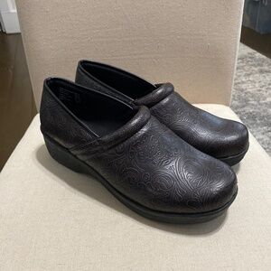 Safe T step comfort slip resistant non marking clogs womens shoes brown size 12